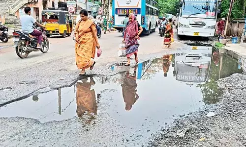 Odisha : शहर में कई जगहों पर सड़कें क्षतिग्रस्त हो गई