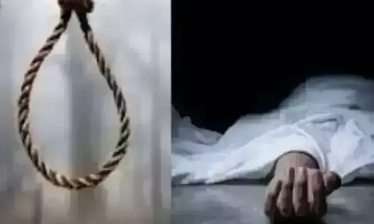 Jalaun: युवक का शव पेड़ के फंदे पर लटका मिला Jalaun: युवक का शव पेड़ के फंदे पर लटका मिला