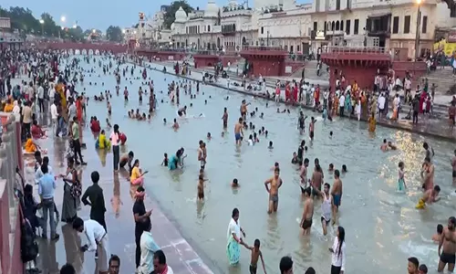 नौतपा के दौरान Ayodhya में राम की पैड़ी पर श्रद्धालुओं की भीड़ उमड़ी, स्नान का आनंद लिया नौतपा के दौरान Ayodhya में राम की पैड़ी पर श्रद्धालुओं की भीड़ उमड़ी, स्नान का आनंद लिया
