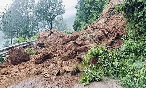 Uttarakhand : केदारनाथ राष्ट्रीय राजमार्ग पर भूस्खलन; एक की मौत, पांच घायल Uttarakhand : केदारनाथ राष्ट्रीय राजमार्ग पर भूस्खलन; एक की मौत, पांच घायल