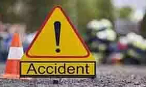 UP News: ट्रैक्टर ट्रॉली से टकराई कार  , चालक समेत तीन की मौत,एक घायल