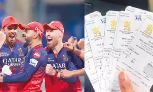 IPL टिकटों की कालाबाजारी करते दो पुलिसकर्मी पकड़े गए IPL टिकटों की कालाबाजारी करते दो पुलिसकर्मी पकड़े गए