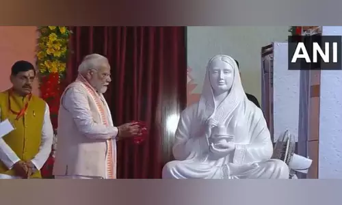 PM Modi ने भोपाल में अहिल्याबाई होल्कर को पुष्पांजलि अर्पित की PM Modi ने भोपाल में अहिल्याबाई होल्कर को पुष्पांजलि अर्पित की
