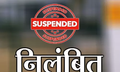 Azamgarh: कमिश्नर ने गलत आख्या लगाने पर लेखपाल को निलंबित किया Azamgarh: कमिश्नर ने गलत आख्या लगाने पर लेखपाल को निलंबित किया