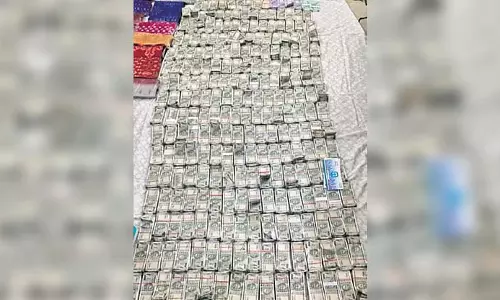 Odisha में विजिलेंस छापे के दौरान चीफ इंजीनियर ने फ्लैट की खिड़की से नकदी बरसाई