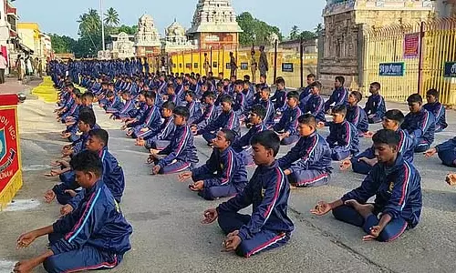 ऑपरेशन सिंदूर के सम्मान में 500 NCC छात्रों ने किया योग प्रदर्शन