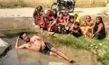 Varanasi: पूर्व बीडीसी ने पेयजल संकट से हुए नाराज़, अर्धनग्न होकर किया विरोध प्रदर्शन