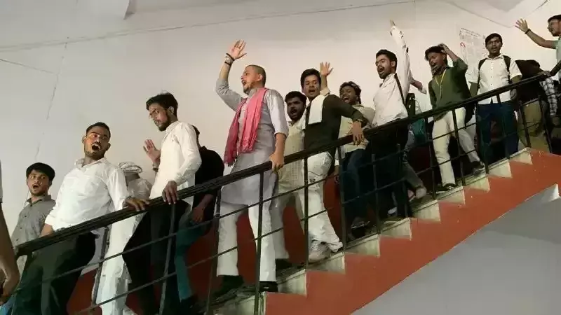 Varanasi: काशी विद्यापीठ में हंगामा, छात्रों ने फूंका प्रवेश विभाग का पुतला Varanasi: काशी विद्यापीठ में हंगामा, छात्रों ने फूंका प्रवेश विभाग का पुतला