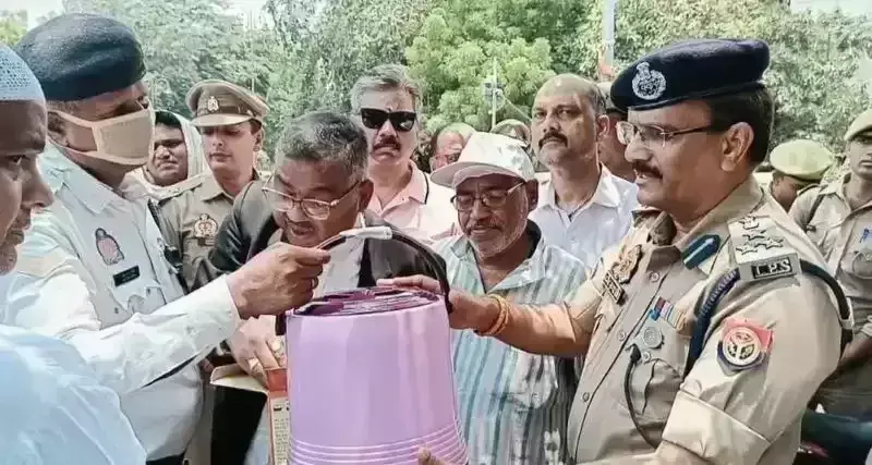 Varanasi: सूरज की तपिश से झुलसा शहर, व्यापार मंडल ने बांटा राहत पैकेट Varanasi: सूरज की तपिश से झुलसा शहर, व्यापार मंडल ने बांटा राहत पैकेट