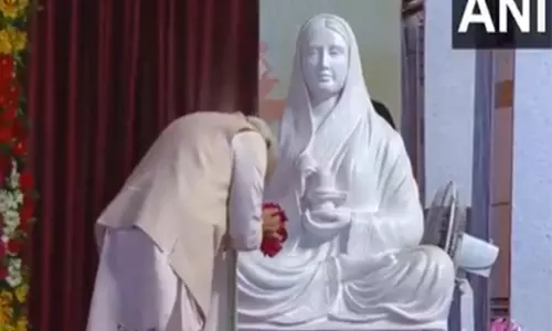 PM Modi ने भोपाल में महिला सशक्तिकरण महासम्मेलन कार्यक्रम के दौरान अहिल्याबाई होल्कर को पुष्पांजलि अर्पित की PM Modi ने भोपाल में महिला सशक्तिकरण महासम्मेलन कार्यक्रम के दौरान अहिल्याबाई होल्कर को पुष्पांजलि अर्पित की
