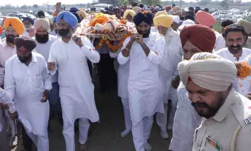 वरिष्ठ Akali नेता सुखदेव सिंह ढींडसा का पूरे राजकीय सम्मान के साथ अंतिम संस्कार किया वरिष्ठ Akali नेता सुखदेव सिंह ढींडसा का पूरे राजकीय सम्मान के साथ अंतिम संस्कार किया