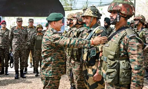Jammu: सेना प्रमुख ने नियंत्रण रेखा के अग्रिम इलाकों का दौरा किया Jammu: सेना प्रमुख ने नियंत्रण रेखा के अग्रिम इलाकों का दौरा किया