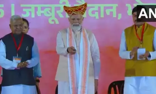 PM Modi ने अहिल्याबाई की 300वीं जयंती के उपलक्ष्य में ‘स्मारक सिक्का और डाक टिकट’ जारी किया