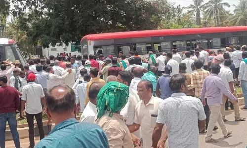 तीव्र संघर्ष: सैकड़ों प्रदर्शनकारियों को हिरासत में लिया गया