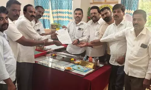 Tippaturu : कडुगोल्लर की जाति प्रमाण पत्र की मांग Tippaturu : कडुगोल्लर की जाति प्रमाण पत्र की मांग