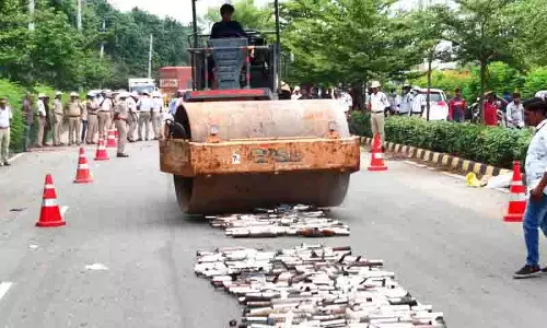 Rachakonda: ध्वनि प्रदूषण पर नकेल कसने के लिए 1,200 से अधिक संशोधित साइलेंसर तोड़े