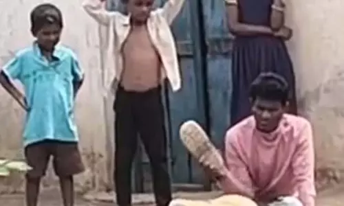 Belgaum : ग्राम पंचायत सदस्य ने दलाल को चप्पल से पीटा Belgaum : ग्राम पंचायत सदस्य ने दलाल को चप्पल से पीटा