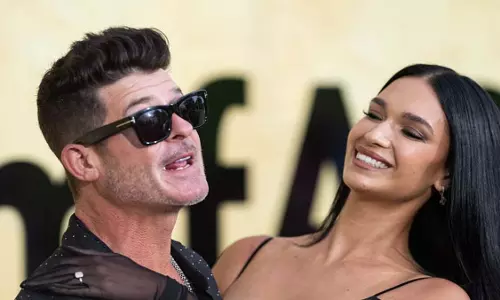 Robin Thicke ने सगाई के छह साल बाद अप्रैल लव गीरी से शादी की Robin Thicke ने सगाई के छह साल बाद अप्रैल लव गीरी से शादी की
