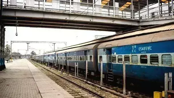 Kerala के रेलवे स्टेशनों पर 3.40 करोड़ की परियोजना, यात्रियों को राहत की उम्मीद Kerala के रेलवे स्टेशनों पर 3.40 करोड़ की परियोजना, यात्रियों को राहत की उम्मीद