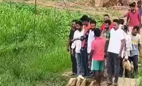 खेत में दो लाश मिली, करंट की चपेट में आए