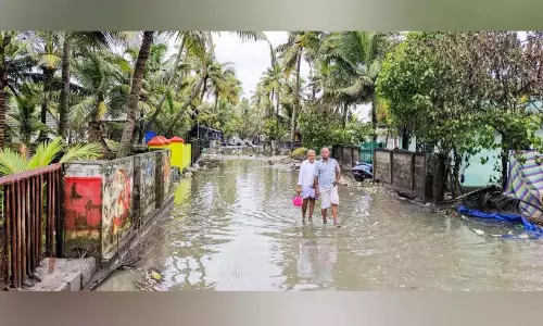 बारिश और समुद्री लहरें; तटीय निवासियों में भय का माहौल