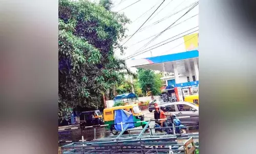 Kerala : पेड़ की टहनियां बिजली के तारों पर गिरी, यात्री भयभीत Kerala : पेड़ की टहनियां बिजली के तारों पर गिरी, यात्री भयभीत