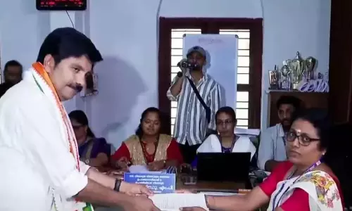 UDF उम्मीदवार आर्यदान शौकत ने नामांकन दाखिल किया UDF उम्मीदवार आर्यदान शौकत ने नामांकन दाखिल किया