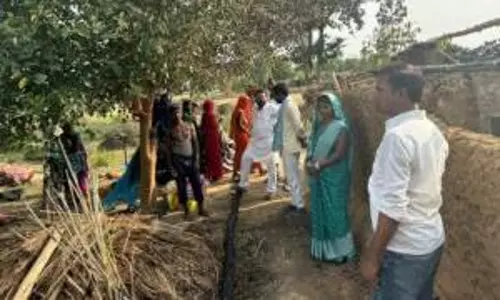 Azamgarh: आग से तबाह घर में कांग्रेस नेता अनिल यादव ने पहुंचाई मदद