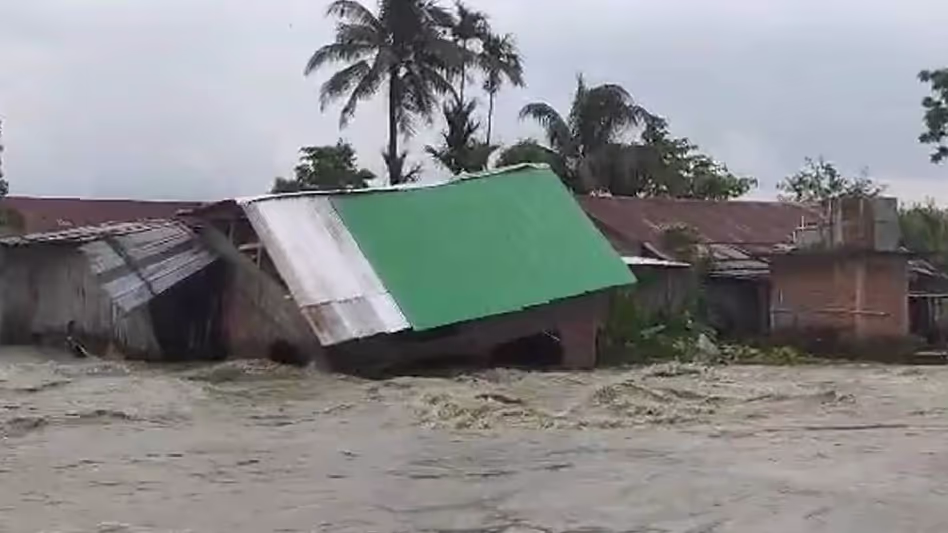 Assam : नीपको द्वारा बांध का पानी छोड़े जाने के बाद 230 से अधिक गांव बाढ़ में डूबे, लखीमपुर में एक व्यक्ति की मौत