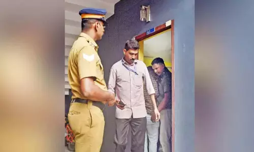 अवैध कब्जे के लिए नगर सभा अधीक्षण अभियंताओं के घरों और कार्यालयों पर छापे अवैध कब्जे के लिए नगर सभा अधीक्षण अभियंताओं के घरों और कार्यालयों पर छापे