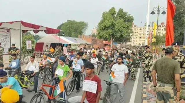 Amritsar: सीमा सुरक्षा बल ने निकाली साइकिल रैली, युवाओं में दिखा जोश और उत्साह Amritsar: सीमा सुरक्षा बल ने निकाली साइकिल रैली, युवाओं में दिखा जोश और उत्साह