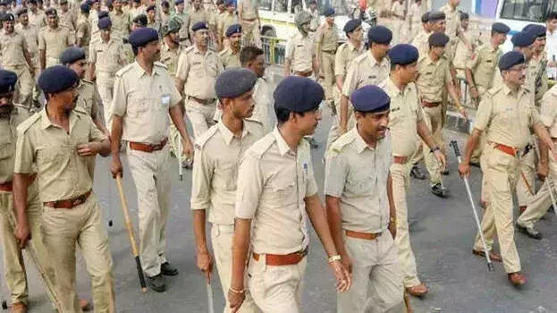 महिला की बेरहमी से हत्या, सिर काटकर सड़क पर घुमाने से फैली दहशत महिला की बेरहमी से हत्या, सिर काटकर सड़क पर घुमाने से फैली दहशत