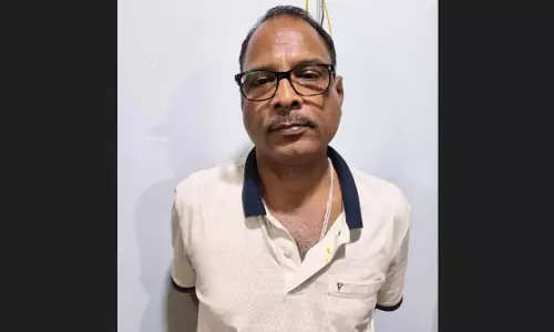 Odisha : मुख्य अभियंता बैकुंठ सारंगी को 2.56 करोड़ नकद के साथ गिरफ्तार किया Odisha : मुख्य अभियंता बैकुंठ सारंगी को 2.56 करोड़ नकद के साथ गिरफ्तार किया