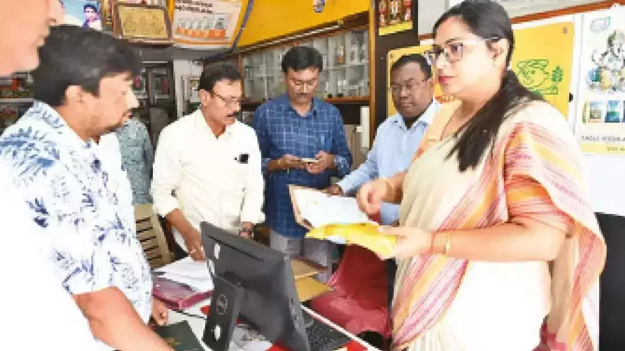 Collector ने नकली बीज विक्रेताओं के खिलाफ सख्त कार्रवाई की चेतावनी दी