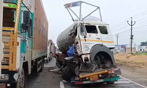 भीषण सड़क हादसा, ट्रक और टैंकर की टक्कर में चालक की मौत, किसकी लापरवाही?