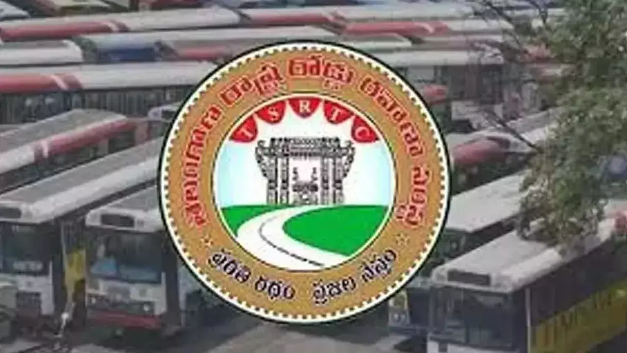ईमानदारी मायने रखती है RTC स्टाफ ने यात्रियों को कीमती सामान से भरा बैग लौटाया ईमानदारी मायने रखती है RTC स्टाफ ने यात्रियों को कीमती सामान से भरा बैग लौटाया