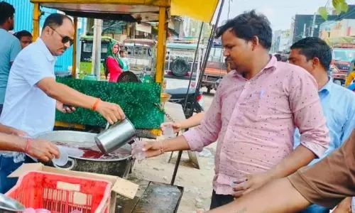 Bareilly: समाजसेवियों ने भीषण गर्मी में वितरण किया शरबत Bareilly: समाजसेवियों ने भीषण गर्मी में वितरण किया शरबत