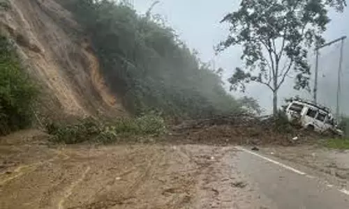Arunachal: बाना-सेप्पा मार्ग पर भूस्खलन से वाहन खाई में गिरा, 7 लोगों की मौत Arunachal: बाना-सेप्पा मार्ग पर भूस्खलन से वाहन खाई में गिरा, 7 लोगों की मौत