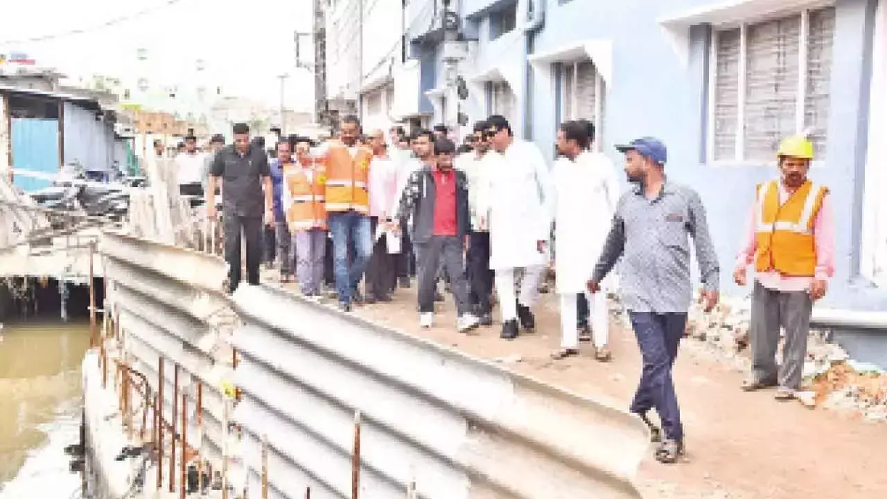 मानसून से पहले जल निकासी कार्य में तेजी लाएं GHMC प्रमुख