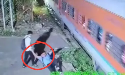 Bhopal : रेलवे स्टेशन पर ट्रेन में चढ़ते समय यात्री फिसलकर पटरी पर गिर गया