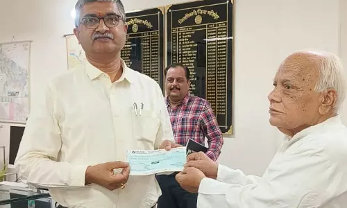 Farrukhabad: चन्द्रप्रकाश बाथम ने पांच लाख रुपये बाबा नीमकरोरी धाम को किये दान