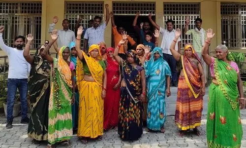 Nawabganj: आक्रोशित महिलाओं ने गली का निर्माण न होने से नगर पंचायत में की तालाबंदी