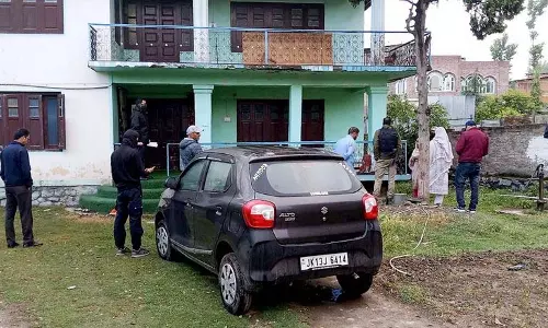 J-K पुलिस की आतंकवाद रोधी शाखा ने कश्मीर में कई स्थानों पर छापेमारी की J-K पुलिस की आतंकवाद रोधी शाखा ने कश्मीर में कई स्थानों पर छापेमारी की