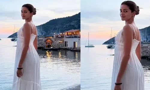 व्हाइट मिडी ड्रेस और बिना मेकअप के Ananya Panday का वेकेशन लुक