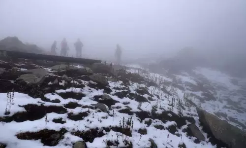 Kashmir के ऊंचे इलाकों में ताजा बर्फबारी, मैदानी इलाकों में बारिश Kashmir के ऊंचे इलाकों में ताजा बर्फबारी, मैदानी इलाकों में बारिश