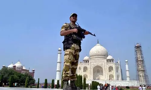 ताजमहल को हवाई हमलों से बचाने के लिए ड्रोन रोधी तकनीक लगाई गई ताजमहल को हवाई हमलों से बचाने के लिए ड्रोन रोधी तकनीक लगाई गई