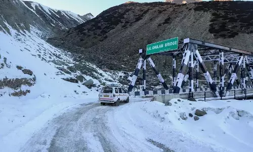ताजा बर्फबारी के बाद Mughal रोड पर यातायात अस्थायी रूप से स्थगित ताजा बर्फबारी के बाद Mughal रोड पर यातायात अस्थायी रूप से स्थगित