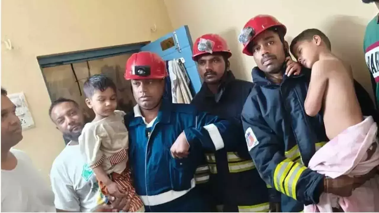 Telangana : अग्निशमन कर्मियों ने कमरे में बंद दो लड़कों को बचाया