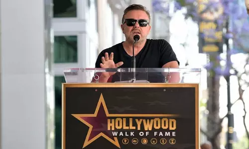 Ricky Gervais को वॉक ऑफ फेम स्टार से सम्मानित किया गया Ricky Gervais को वॉक ऑफ फेम स्टार से सम्मानित किया गया