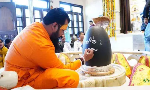 Ludhiana: व्यवसायी हर सोमवार को बिना चूके शिवलिंग का श्रृंगार करता Ludhiana: व्यवसायी हर सोमवार को बिना चूके शिवलिंग का श्रृंगार करता